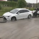 Nhiều nắp cống bật khỏi mặt đất gần trung tâm Houston, một chiếc xe gặp sự cố nghiêm trọng