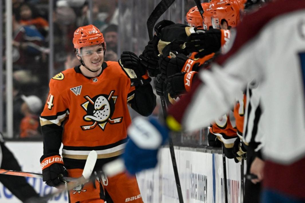 Ducks Ký Gia Hạn Hợp Đồng 2 Năm Với Sam Colangelo