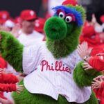 Bí quyết giúp linh vật Phillie Phanatic tươi tắn giữa nắng hè: Vodka và nước lọc
