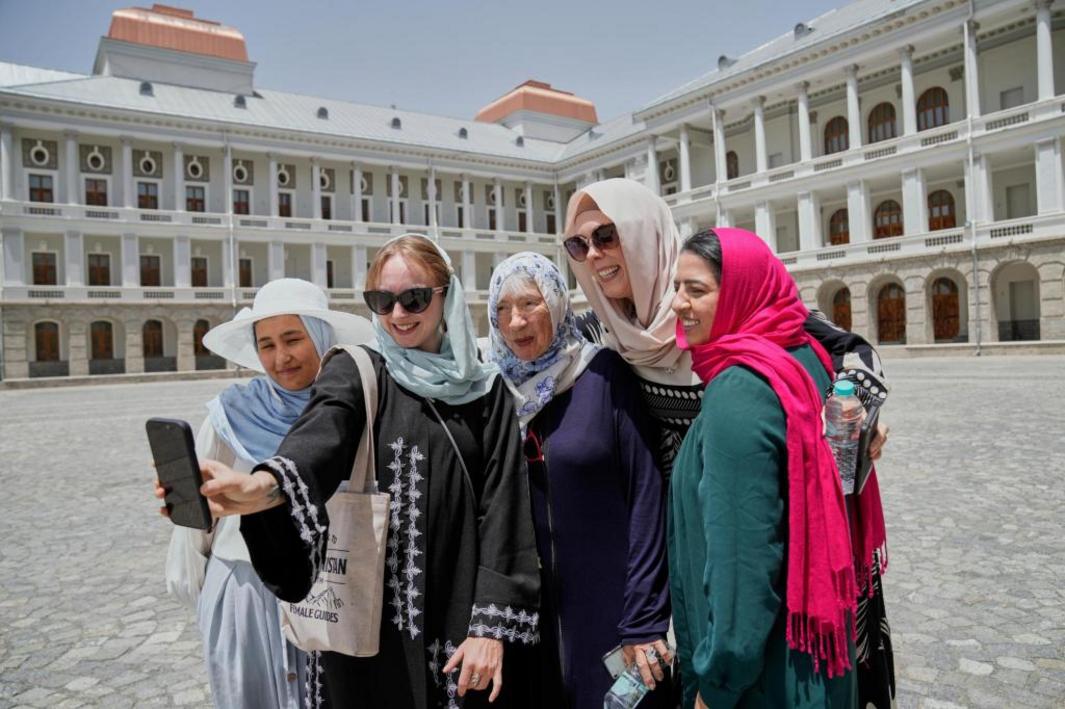 Hướng dẫn viên du lịch nữ tại Afghanistan đón khách nữ trở lại