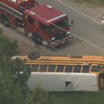 Xe buýt trường học Cleveland ISD bị lật úp sau tai nạn trên FM 1010