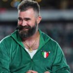 Người đàn ông nhận tội bán hàng giả mạo chữ ký Jason Kelce tại Pennsylvania