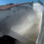 Vỡ ống nước lớn gây ngập lụt nghiêm trọng tại nhà dân ở Granada Hills