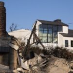 Trong lúc Los Angeles cháy, các quy định bảo vệ nhà cửa khỏi cháy rừng bị đình trệ