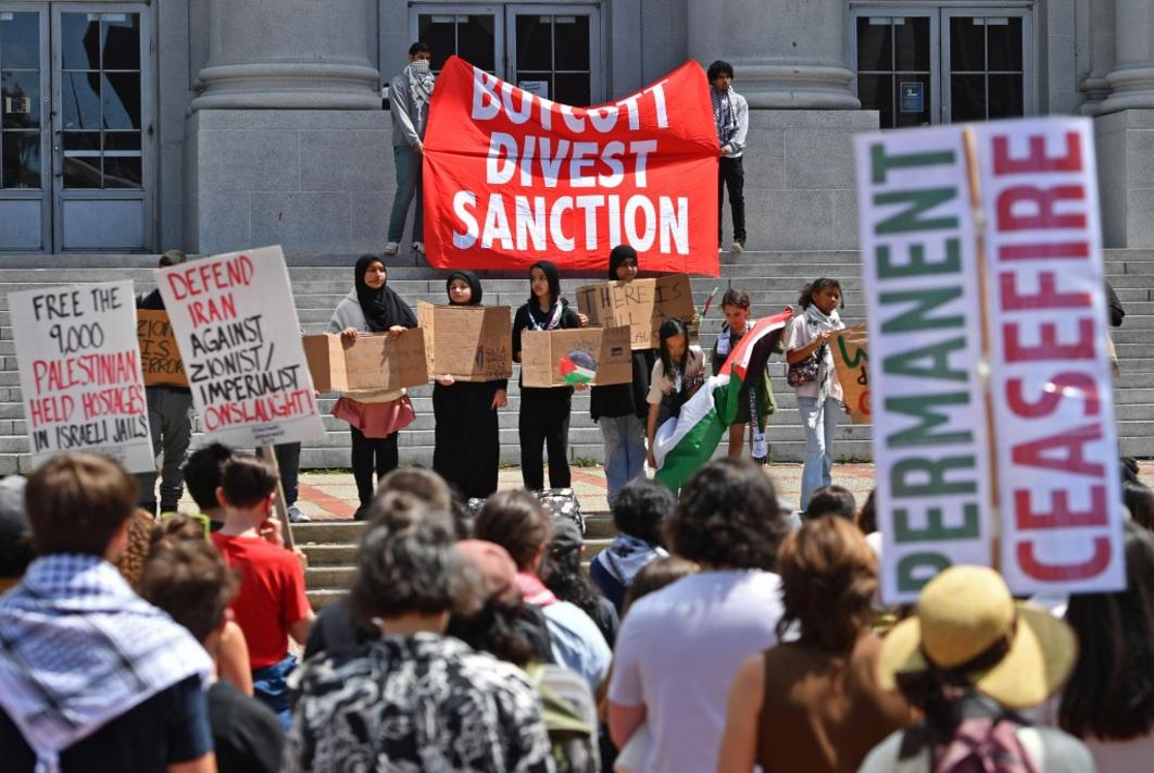 SJM L ANTIDIVEST 0428 1