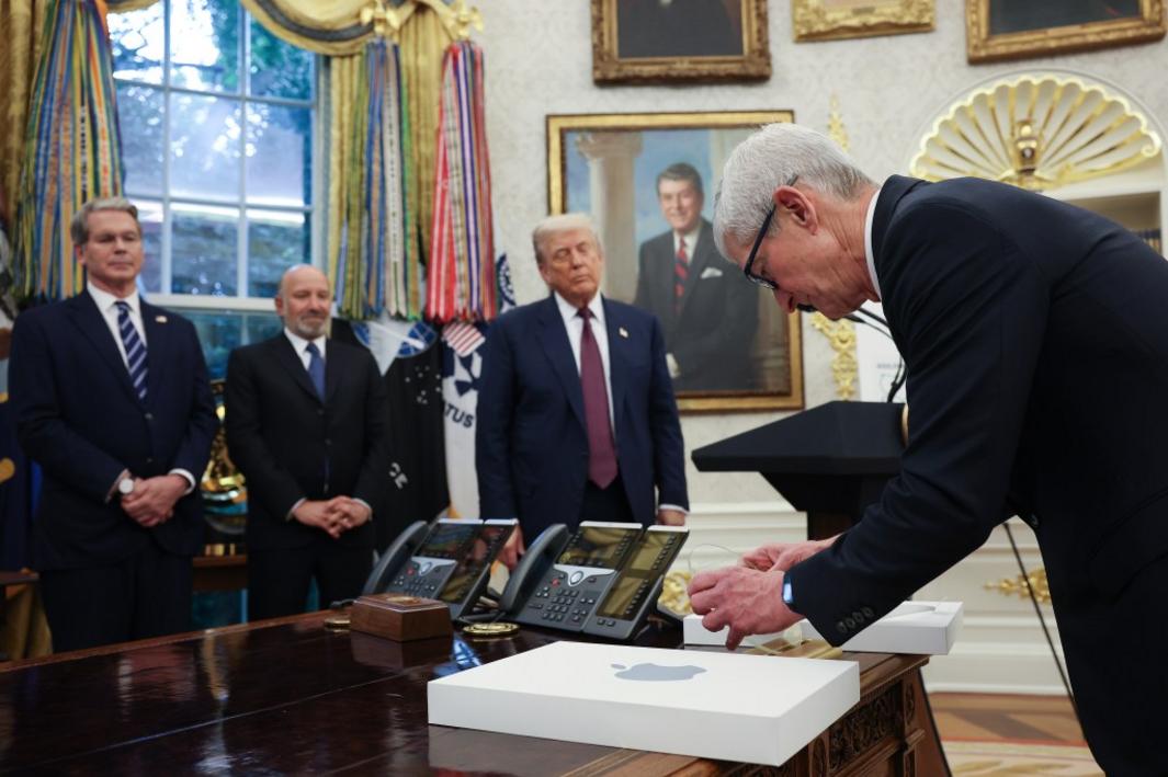 SJM Z OPED DOWD 0813 TIM COOK OVAL OFFICE