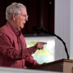 Di Sản của Mitch McConnell Bị Đả Kích Trong Cuộc Đua Thay Thế Ông Tại Thượng Viện