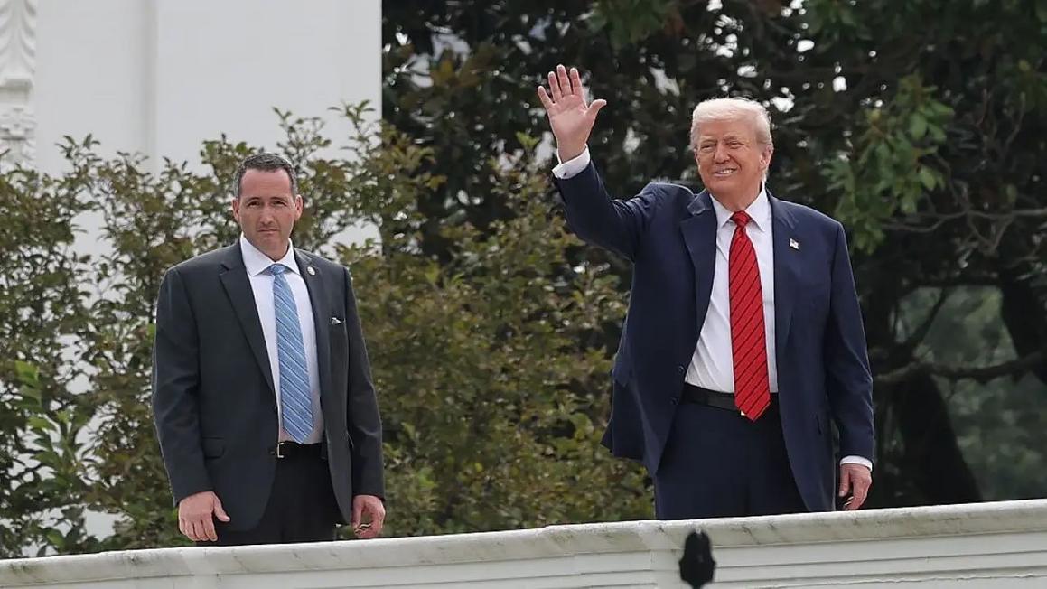 af501138 trump wh roof