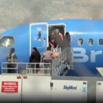 Hành khách mất kiểm soát trên chuyến bay Breeze Airways, phi hành đoàn phải dùng biện pháp cưỡng chế