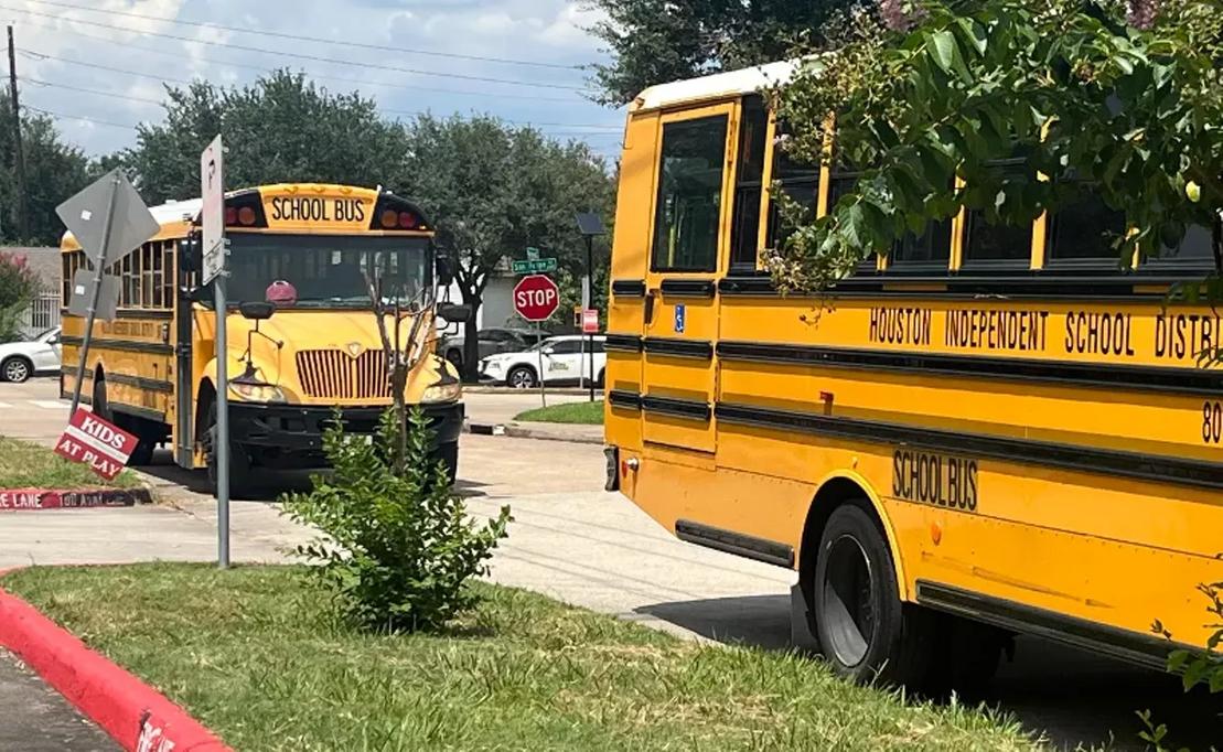 buses on day 1 2025 hisd