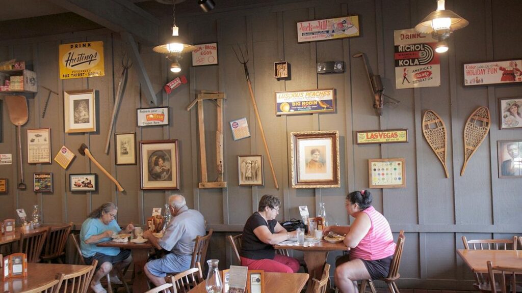 Khách Hàng Cracker Barrel Bày Tỏ Thất Vọng Với Diện Mạo Mới Của Nhà Hàng Qua Video Lan Truyền Trên Mạng Xã Hội