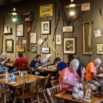 Hoạt động gia bảo thủ chỉ trích Cracker Barrel; công ty chao đảo sau tái thiết kế logo