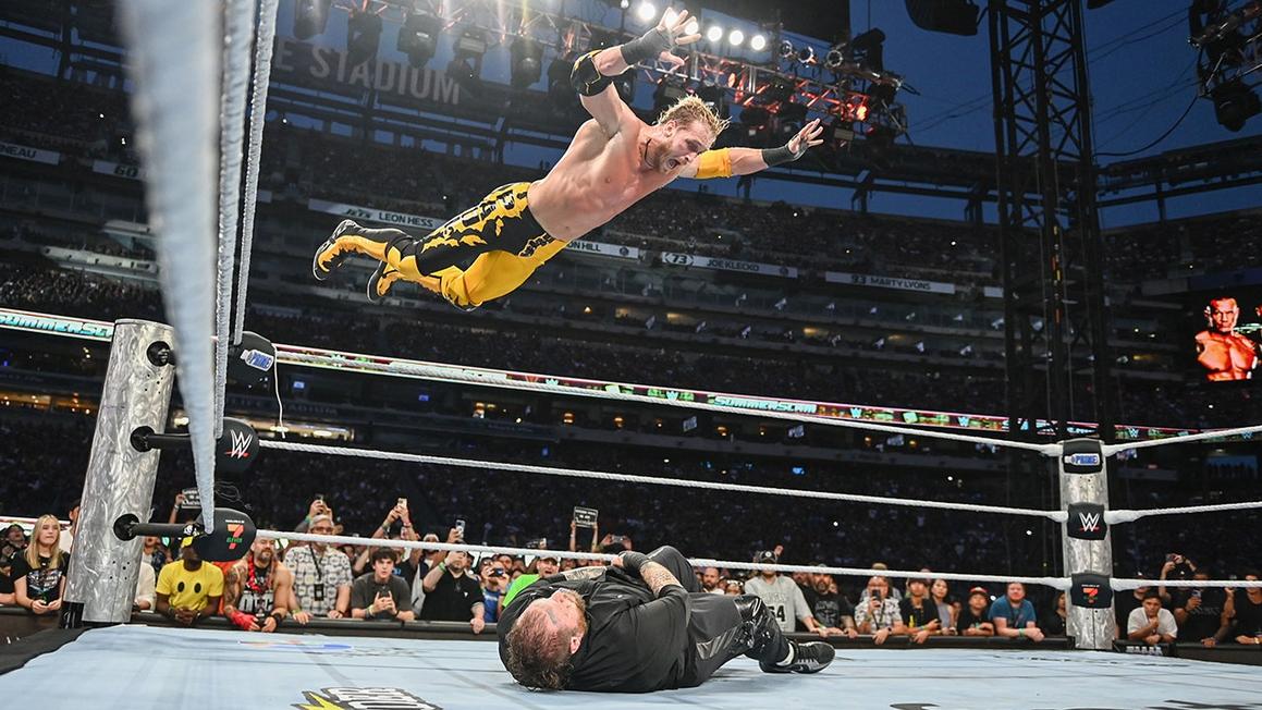 Logan Paul thắng hạng mục đấu vật WWE với cú nhảy Frog Splash