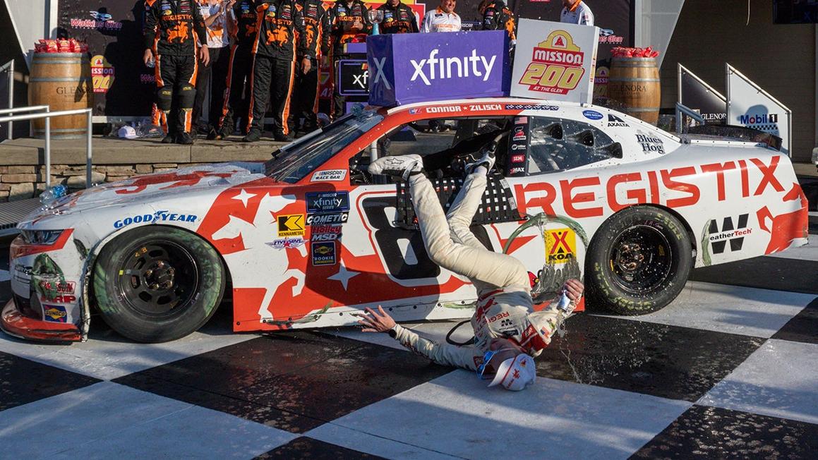 Tay đua NASCAR Connor Zilisch gãy xương đòn sau cú ngã mạnh khi ăn mừng chiến thắng
