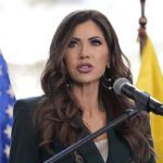 Bộ An ninh Nội địa của Tổng thống Trump so sánh thuật ngữ ‘di dân không giấy tờ’ với đại từ ‘họ/chúng’ và bảo vệ từ ‘ngoại lai’