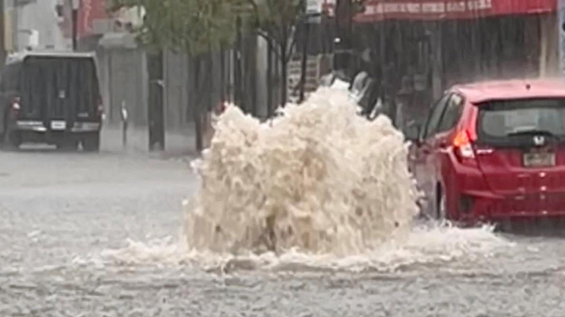 Khói từ cháy rừng Canada bao phủ miền Trung Tây, bão lũ đe dọa Carolina