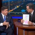 Stephen Colbert ‘chọc’ Thống đốc Pritzker về khu vực bầu cử bang Illinois