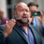 Chánh án chấp thuận cho bán lại Infowars của Alex Jones