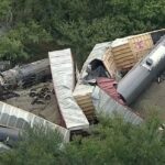 Khói bốc lên từ vụ trật đường rầy xe lửa ở Hạt Palo Pinto, Texas