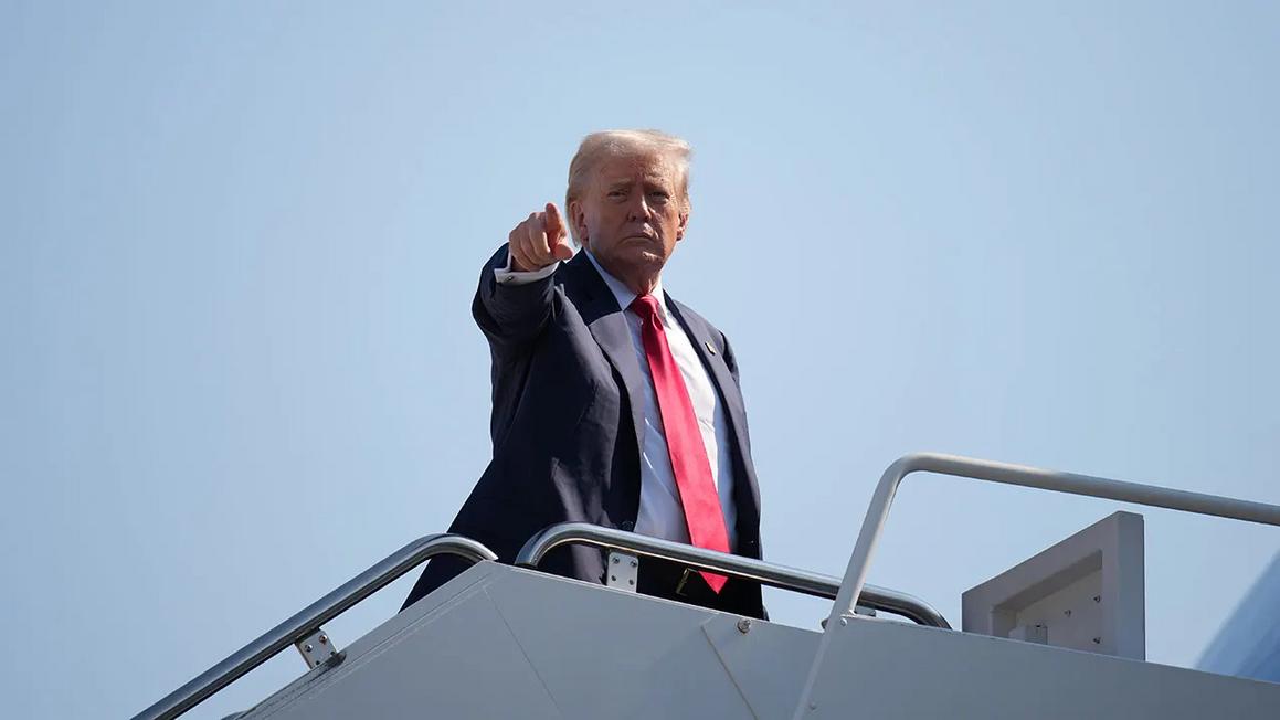trump pointing air force one