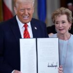 Nguy cơ từ chính sách song ngữ của Tổng thống Trump làm suy giảm tiềm năng nước Mỹ