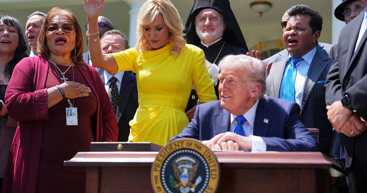 urnpublicidap.org1532250eb2fe620e4341b1b033123276Trump Boosting the Christian Right 35401