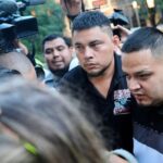 Hình ảnh Abrego Garcia trình diện Sở Di Trú với gia đình