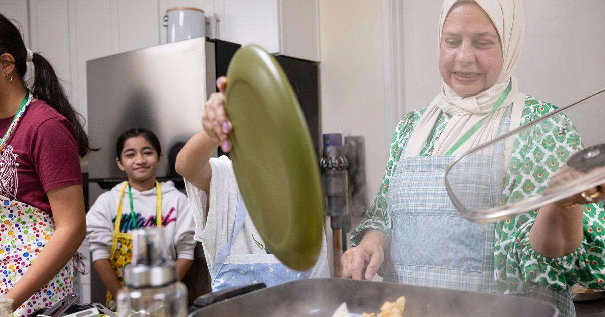 Trại Hè Tình Thương: Ông Bà Dạy Cháu Gái Nấu Ăn và Kỹ Năng Sống