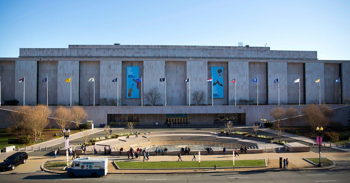 Smithsonian phủ nhận áp lực từ Tòa Bạch Ốc về việc xóa bỏ thông tin Trump bị luận tội