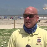 Cựu Giám đốc Tuần tra Bãi biển Galveston Peter Davis nộp đơn kiện liên bang
