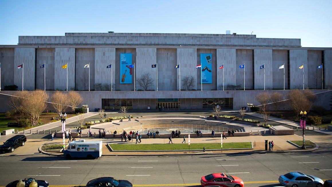 Smithsonian phủ nhận áp lực từ Tòa Bạch Ốc về các đề cập đến việc luận tội Tổng thống Trump