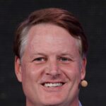 Stanford Tuyển Cựu CEO Nike John Donahoe Làm Giám Đốc Thể Thao