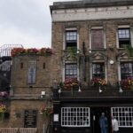 Cuộc tranh luận về quán rượu cổ nhất bên sông London