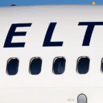 Cánh phi cơ Delta va quẹt máy bay khác khi lùi ra khỏi cổng tại Atlanta