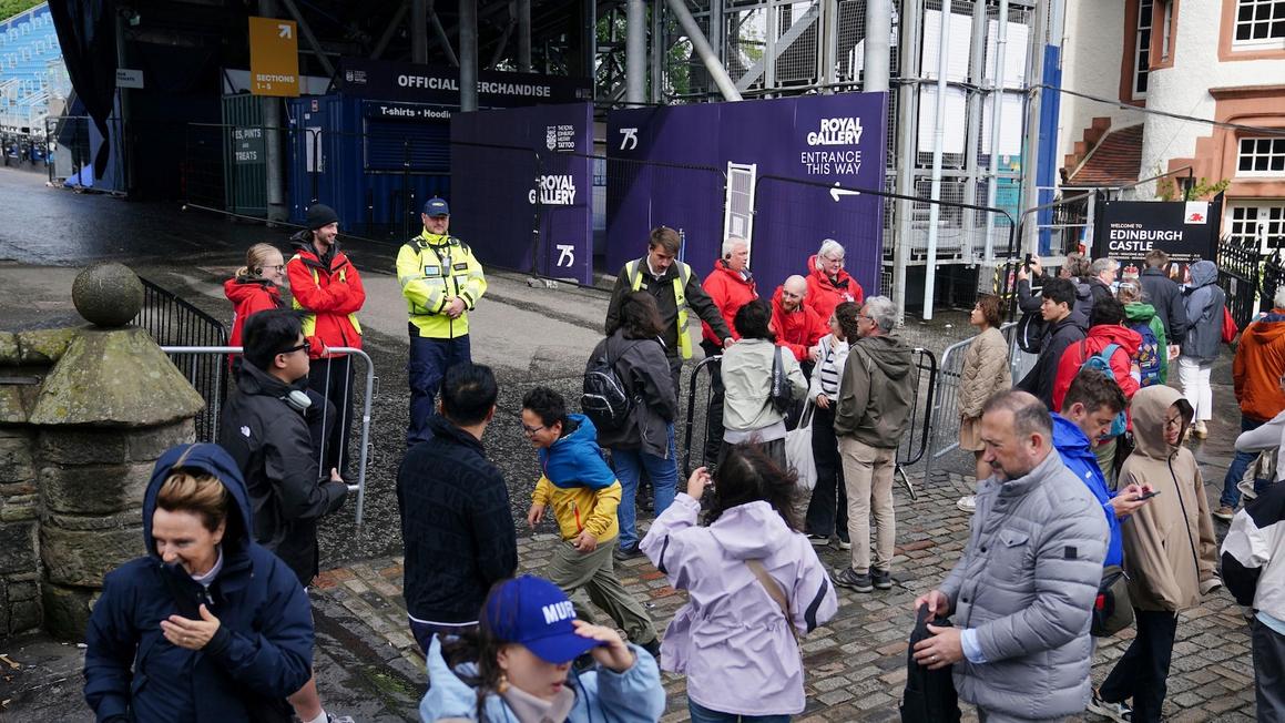 Bão lớn bất thường ập vào Scotland, hủy bỏ nhiều hoạt động