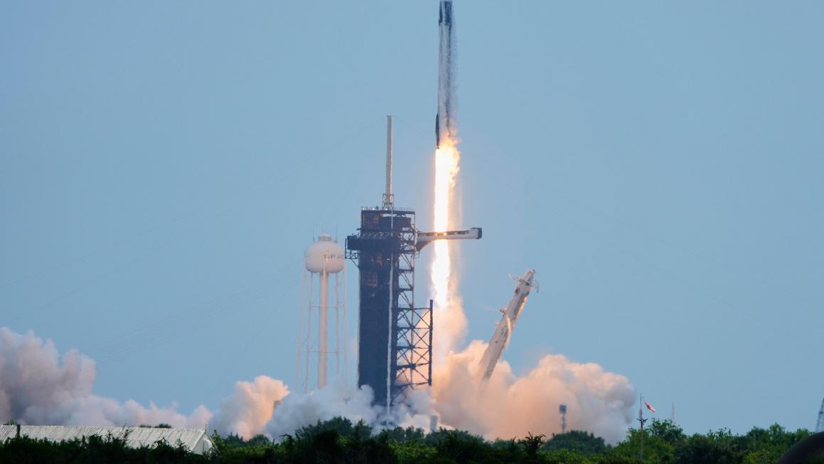 Tàu Starliner trục trặc, phi hành gia lên trạm vũ trụ bằng tàu SpaceX