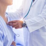 Phim ‘The Pitt’ mùa 2 nói về y tế cho di dân, cắt giảm Medicaid của TT Trump